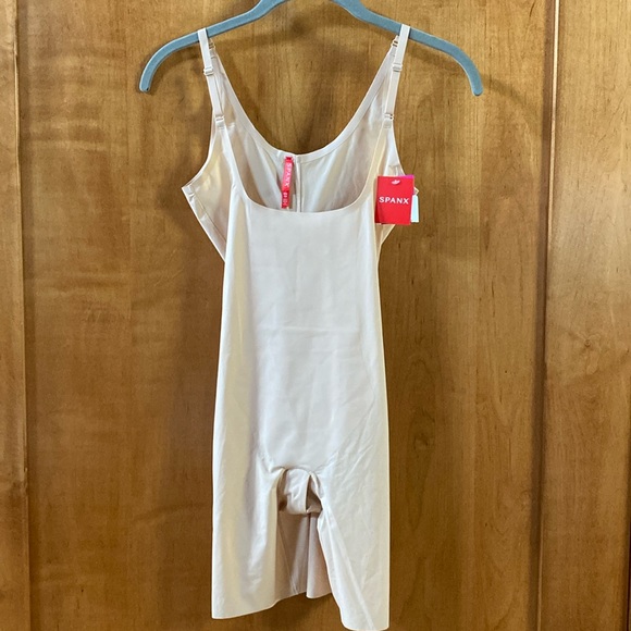Spanx Thinstincts Open Bust Mid Thigh Bodysuit XS